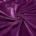 coussin recouvert de velours violet