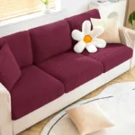 housse de coussin rouge pour un canapé moderne